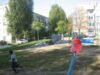 loc de joaca printre gunoaie