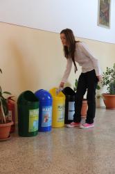 colegiul-national-elena-cuza_eleva-recicland-selectiv_1902.JPG