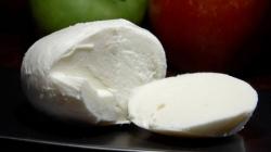Branza mozzarella