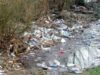 parauri-poluate-peturi Sute de peturi, cârpe și pungi își fac apariția în fiecare primăvară în albiile râurilor din Maramureș