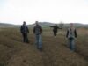 Cum pariaza un tanar clujean pe agricultura: un teren agricol nelucrat de 10 ani, cultivat ecologic