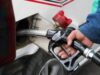 Pretul petrolului scade dramatic pe burse. Cand va scadea pretul benzinei in Romania?