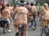 Mii de cicli?ti au pedalat dezbr?ca?i pe str?zile din Portland, SUA