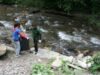 gradiste Ecologizare pe Valea Gr?di?tei. Copiii au cur??at mizeria l?sat? de turi?ti