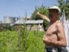 Luchian Constantin ne arată grădina în care se revarsă ulei Luchian Constantin ne arată grădina în care se revarsă ulei