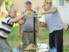 Marian Ilie, Marian Grigore şi Ion Ilie meşteresc la turbina pe care vor să o folosească la alimentarea cu energie electrică a locuinţelor lor