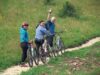 cicloturism Asociatia 'BateSaua sa priceapa iapa" si Fundatia Adept Transilvania au gasit un pretext pentru a ne invita la o petrecere. Este modalitatea pe care au gasit-o pentru a incuraja prezervarea traditiilor, a valorilor culturale, produselor naturale, dar si a sanatatii mediului si omului. Asociatia 'BateSaua sa priceapa iapa" si Fundatia Adept Transilvania au gasit un pretext pentru a ne invita la o petrecere. Este modalitatea pe care au gasit-o pentru a incuraja prezervarea traditiilor, a valorilor culturale, produselor naturale, dar si a sanatatii mediului si omului. Joi, la ora 17.00, gustand din branza de oaie de Stelica, cea ce capra de la Popenta sau de vaca de la Tincuta alaturi de legume din aceeasi zona, dar si siropuri de la Rozi si Sori, gemuri de Gerda, palinca de la Nicusor si paine de casa de la Erzsi, 'BateSaua" ne asteapta la sediu, pe Soseaua Iancului 100, pentru a ne face planuri de vacanta. Doritorii pot cumpara produse traditionale, filme documentare, harti si ghiduri disponibile, haine si podoabe frumos mestesugite sau pot face rezervari pe doua roti. De ce pe doua roti? Pentru ca acum se face o prezentare a oportunitatilor de cicloturism prin satele sasesti din Transilvania, anuntand inaugurarea primului traseu montan pentru bicicleta - intre satele Crit si Mesendorf - identificat, amenajat si marcat de cei din fundatia Adept. Si tot acum se lanseaza la scara nationala proiectul HartaVelo Romania, o harta bilingva ce contine informatii utile biciclistilor romani si straini precum magazine, centre de inchiriere, trasee, puncte de informare, ateliere de reparatii si multe alte informatii de care un calator pe doua roti are nevoie.