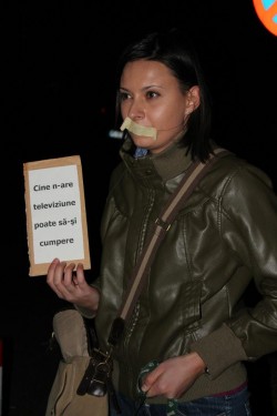 Interventie brutala a jandarmilor la un flashmob pasnic impotriva cenzurii impuse de RMGC in presa