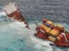Tone de petrol deversate in largul coastelor din Noua Zeelandă după ce un cargo s-a rupt in două