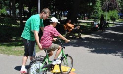 Copiii, parintii si chiar bunicii sunt invitati la o plimbare gratuita cu bicicleta Parcul Kiseleff
