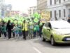 Aproximativ 2000 de elevi din patru unităţi de învăţământ din municipiul Craiova au blocat centrul vineri, 6 aprilie, într-un marş pentru ecologizare