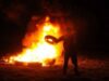 Arderea în aer liber a anvelopelor uzate emană în atmosferă circa 23 de substanţe chimice periculoase Arderea în aer liber a anvelopelor uzate emană în atmosferă circa 23 de substanţe chimice periculoase