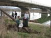 Zeci de tineri şi copii din oraşul Călan s-au mobilizat astăzi şi au participat la o acţiune de ecologizare a malurilor râului Strei