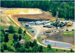 image12Fotografie aeriana a unei platforme de fracking in Washington County, (Hickory, PA August 7,2010)