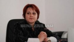 Un iesean rasturnat basculanta cu gunoi pe trotuar