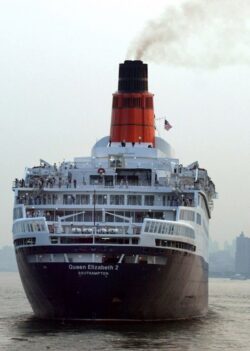 Luxurious cruise ship 'Queen Elizabeth 2' becomes hotel Reguli mai stricte privind continutul de sulf al combustibililor folositi de vapoare