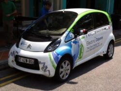 Doi francezi au incheiat un ocol al Pamantului intr-o masina electrica