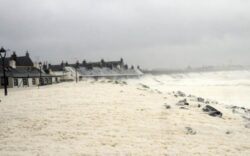 Un sat de pescari din Scotia a fost acoperit de o spuma de culoare alba, provocata de vanturile si ploile puternice
