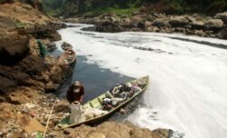 "Cel mai poluat rau din lume" pune in pericol viata a milioane de indonezieni