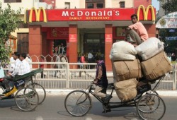 McDonald’s deschide in India, unde vacile sunt sfinte, primele restaurante vegetariene