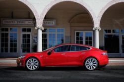 Tesla Motors a lansat primele statii solare pentru masini electrice.