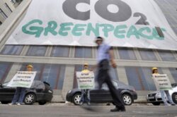 Greenpeace se catara pe Ministerul Economiei: Stop CO2!