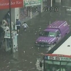 Ploile torentiale au provocat haos, luni, in Buenos Aires si in suburbiile sale