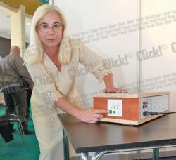 Florina Nicolae ne-a facut o demonstratie cu “bradul artificial” (FOTO: Roberto Salceanu)