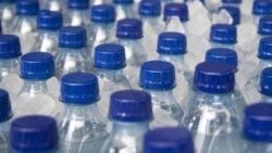 Consumul de apa imbuteliata in sticle de plastic poate face rau sanatatii