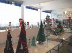 Expozitie cu vanzare cu brazi de Craciun, oameni de zapada si masti realizate din produse reciclate.