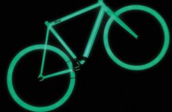 Pe bicicleta luminiscenta poti fi observat mai bine pe timp de noapte