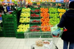 Legume si fructe importate din Turcia si contaminate cu pesticide, pe tarabele din Romania