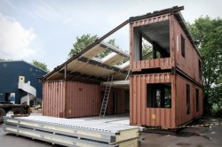 Constructii inedite: casa "eco" low-cost, din containere de metal