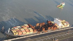 Misterul de pe Flaminia: O nava avariata ce transporta containere cu continut periculos se indreapta spre Romania