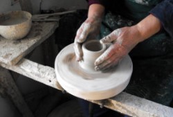 O singura familie de mesteri olari din Vadu Crisului, judetul Bihor mai face vase de ceramica alba, unice in tara.