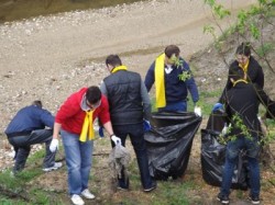 Actiuni primavaratice de ecologizare in Stei - Voluntari pentru lacul orasului