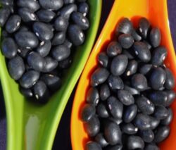 Fasolea neagra creste potenta, iar ciupercile negre au proprietati antitumorale. 8 alimente negre care fac minuni pentru sanatate
