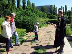 Concurs pentru micii vanatori de comori din Gradina Botanica Bucuresti: din personaj de poveste in desen si apoi in jucarie