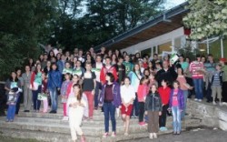 Palatul Copiilor Botosani si Asociatia “Papucul doamnei” au organizat a VII a editie a Concursului National de Protectia Mediului „Si gestul tau conteaza”, in Tabara Agafton. Deschiderea a fost oficiata de catre directorul APM Botosani, ing. Eugen Mateciuc, ing. dr. Paul Vieru din cadrul Primariei Botosani, ing. Iolanda Sincu si Magdalena Obada – specialiste din cadrul APM Botosani si ing. Constantin Temneanu din cadrul Directiei Silvice, partenerii acestui concurs. Au participat elevi si cadre didactice din 28 judete ale tarii, voluntari in activitati de protejare a mediului inconjurator, castigatori ai primei etape ce s-a desfasurat in perioada 4 – 18 martie 2013 si a cuprins 4 sectiuni: proiect, fotografie, cel mai util obiect din deseuri si colaj cu materiale din natura. Din program au facut parte activitati educative precum: vizite de studiu in Rezervatia naturala – Turbaria de la Dersca si Muzeul de Stiinte ale Naturii Dorohoi, ateliere de lucru organizate de echipajele participante cu tema “Nimic nu se pierde, totul se transforma!”, tombola cu materialele realizate in atelierele de lucru ce a adus bucurie si incantare tuturor participantilor, traseu aplicativ cu elemente de orientare in teren – „Ocrotim natura cu dragoste si respect!”. A fost amenajata o expozitie cu lucrarile primei etape si un stand cu materiale informative privind prioritatile in domeniul comunicarii la nivel european si alte teme esentiale pentru cetateni, oferite de Centrul Europe Direct Botosani prin Radu Cajvaneanu. Nu in ultimul rand echipajele participante, care au pasit pe meleagurile botosanene, au avut prilejul sa poposeasca la biserica Sfantul Nicolae din Dorohoi, ctitorie a domnitorului Stefan cel Mare si pe sunetele Rapsodiei Romane a marelui compozitor si muzician George Enescu, in casa acestuia. Elevii si cadrele didactice au fost premiati, in cadru festiv, de organizatoarea acestui concurs, prof. Cecilia Vicoveanu impreuna cu partenerii de suflet, ing. Narcisa Dumitriu, specialist APM Botosani, ing. dr. Paul Vieru din cadrul Primariei Botosani si prof. Renga Alexandru de la Palatul National al Copiilor Bucuresti.