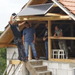 Cum a devenit Ursici primul sat iluminat cu panouri solare din Romania