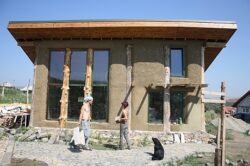 Casa de paie de la Turda – experimentul locuintei de 15.000 de euro cu intretinere zero