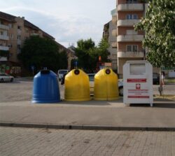 Sibienii pot dona haine sau incaltaminte pentru familiile nevoiase, in containere albe, inscriptionate