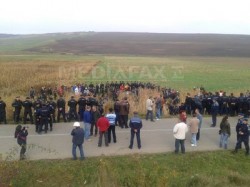 Explorarea gazelor de sist de catre Chevron, blocata de protestele satenilor din Vaslui. Jandarmii au intervenit