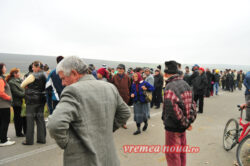 Protest impotriva instalarii primei sonde de explorare a gazelor de sist in Romania, in comuna vasluiana Pungesti