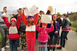 Protest impotriva instalarii primei sonde de explorare a gazelor de sist in Romania, in comuna vasluiana Pungesti