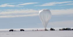 Particule cosmice ultraenergetice, descoperite sub gheturile antarctice