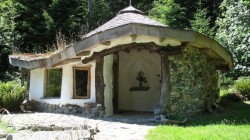 Satul ecologic din Berca: Case de poveste, cu iarba pe acoperis si pereti din lut