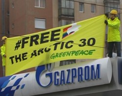 Activistii Greenpeace au protestat la Arad pe acoperisul unei benzinarii Gazprom
