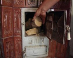 Poluare din cauza saraciei. Grecii folosesc sobe pe lemne in locul centralelor termice