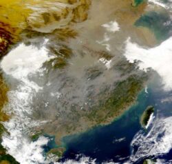 OMS: In China, poluarea aerului este de 12 ori mai ridicata decat cotele admise